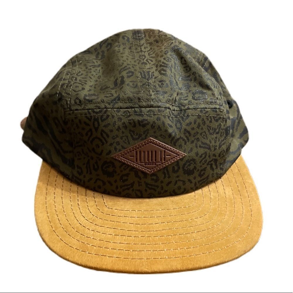 NWOT Entree Lifestyle Army Green Cheetah Buckle back Hat with tan suede lid